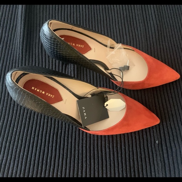 Black and red ultra suede lady’s pump. - Picture 2 of 3